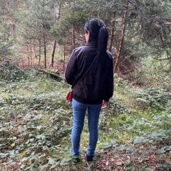 Thai Freundin im Wald Ferien Visum Herbst - Swisshelpingpoint