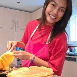 Thaifrau beim Kochen in der Schweiz
