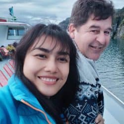 Thaifrau und Schweizer auf Bootstour