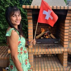Thaifrau mit Schweizer Flagge