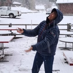 Thaifrau geniesst den Schnee in der Schweiz